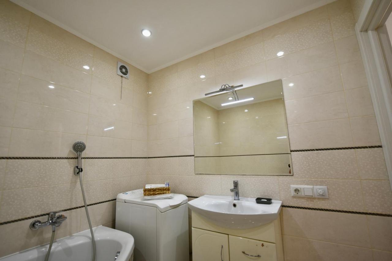 Cozy Apartment Next To The Park Ternopil Exterior photo