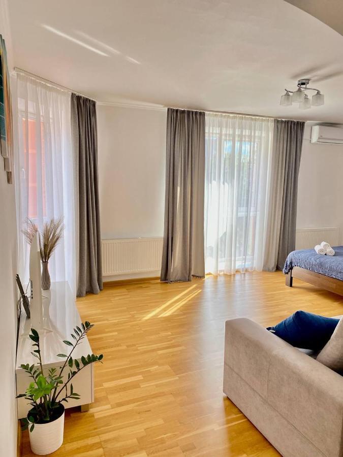 Cozy Apartment Next To The Park Ternopil Exterior photo